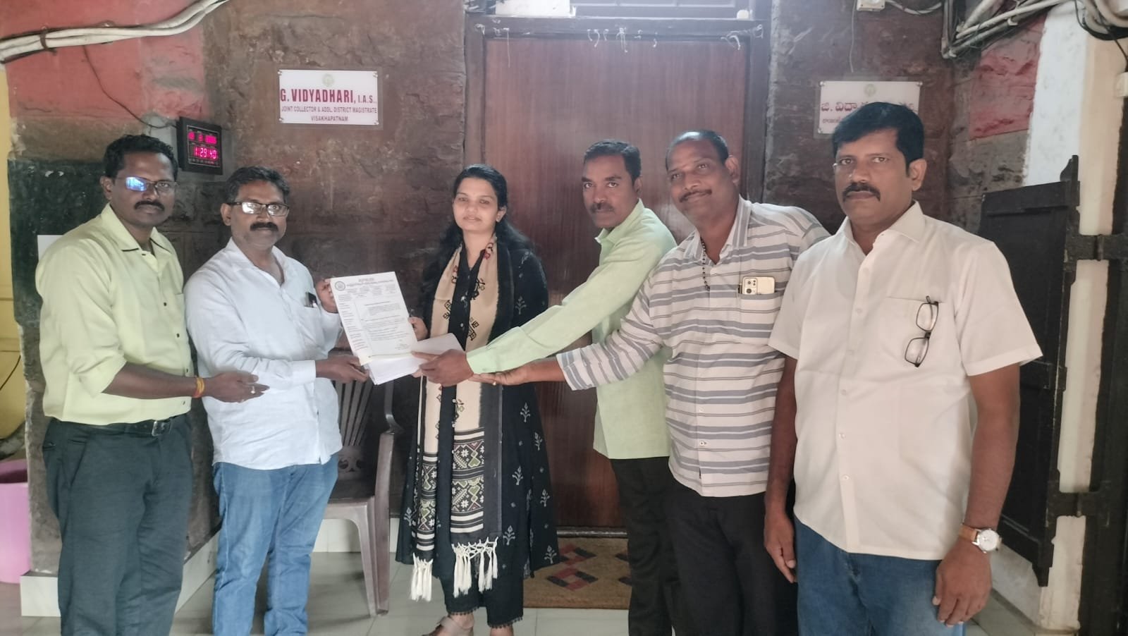 చిన్న,మధ్యతరహా పత్రికలలో పనిచేస్తున్న జర్నలిస్టులకు వెంటనే అక్రిడేషన్ మంజూరు చేయాలి